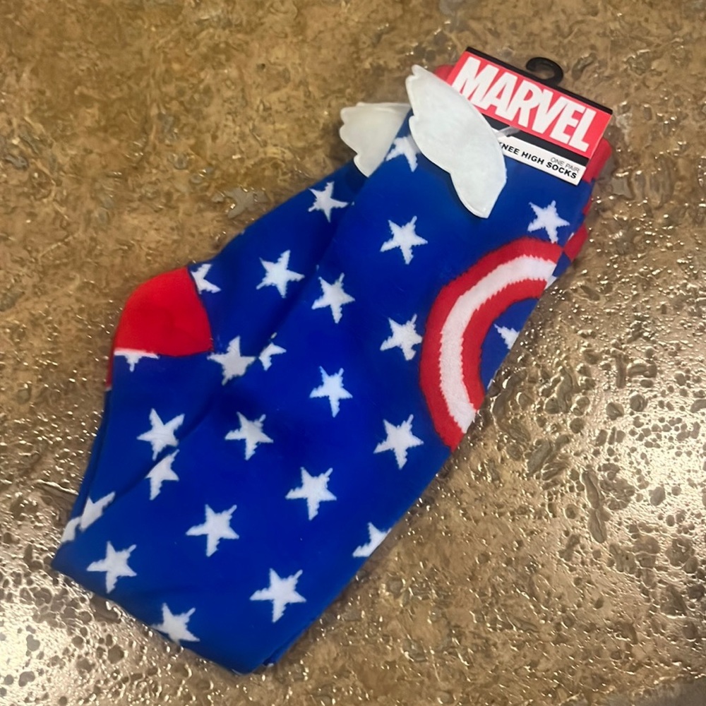 NWT Marvel Captain America Knee High Socks Shoe Size 5-10 Christmas Gift